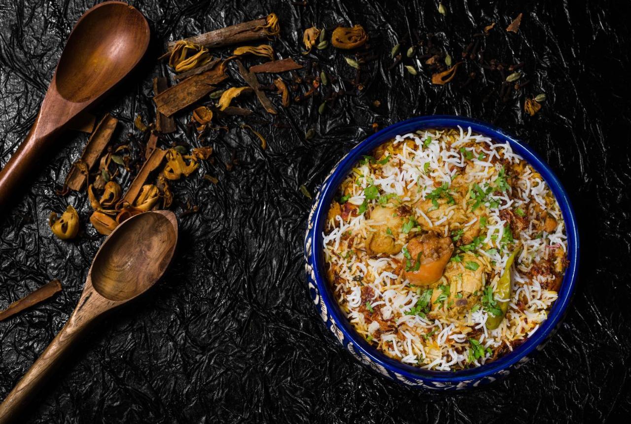 Sofitel Mumbai Bkc Bombaim Exterior foto Hyderabadi biryani