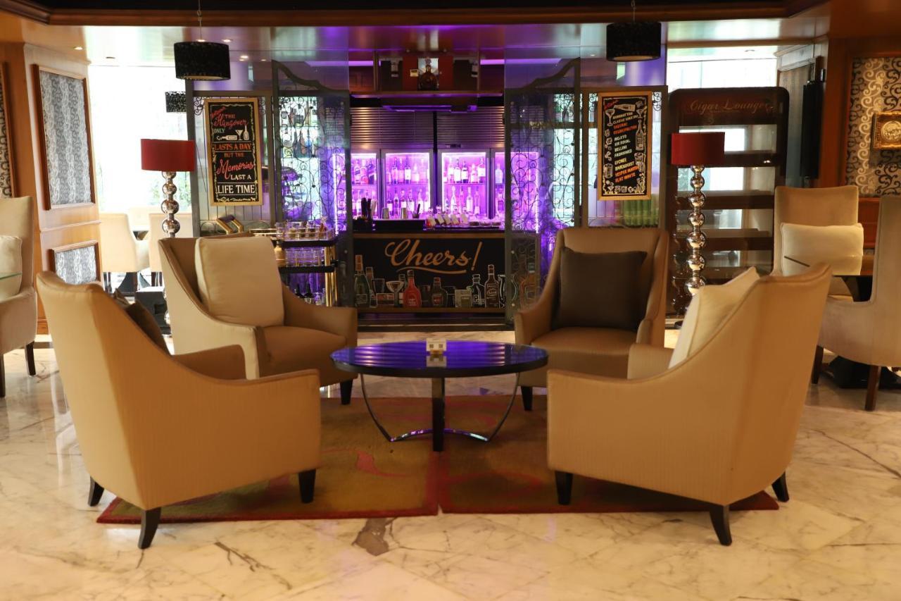 Sofitel Mumbai Bkc Bombaim Exterior foto The lounge at the airport