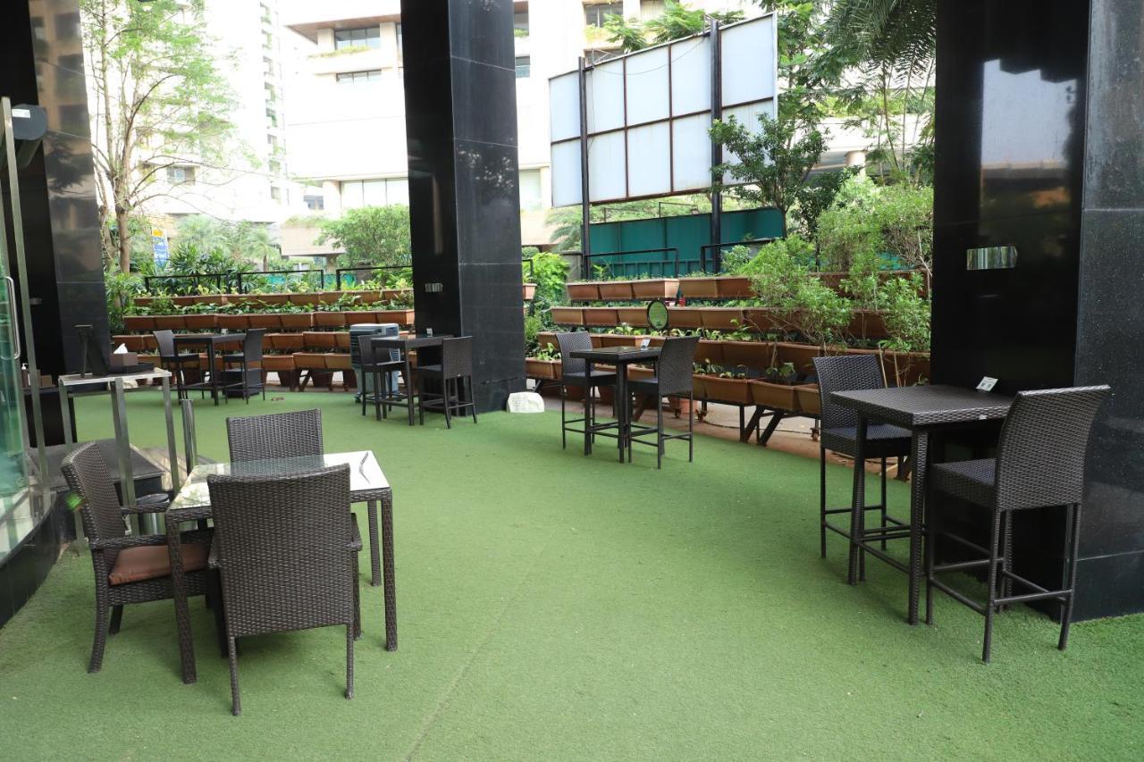 Sofitel Mumbai Bkc Bombaim Exterior foto Artificial grass in a restaurant
