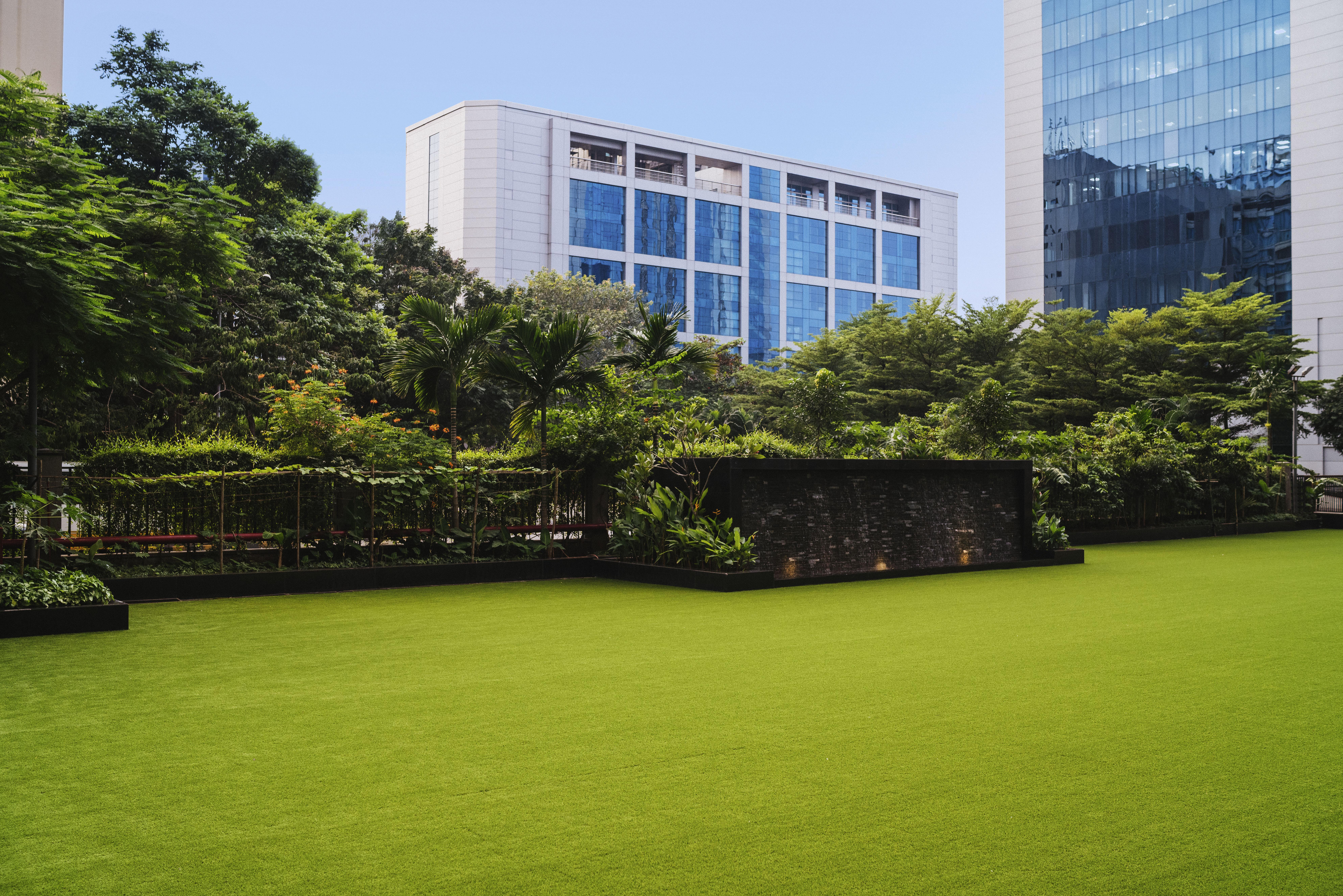 Sofitel Mumbai Bkc Bombaim Exterior foto The lawn at the Taj Mahal Palace