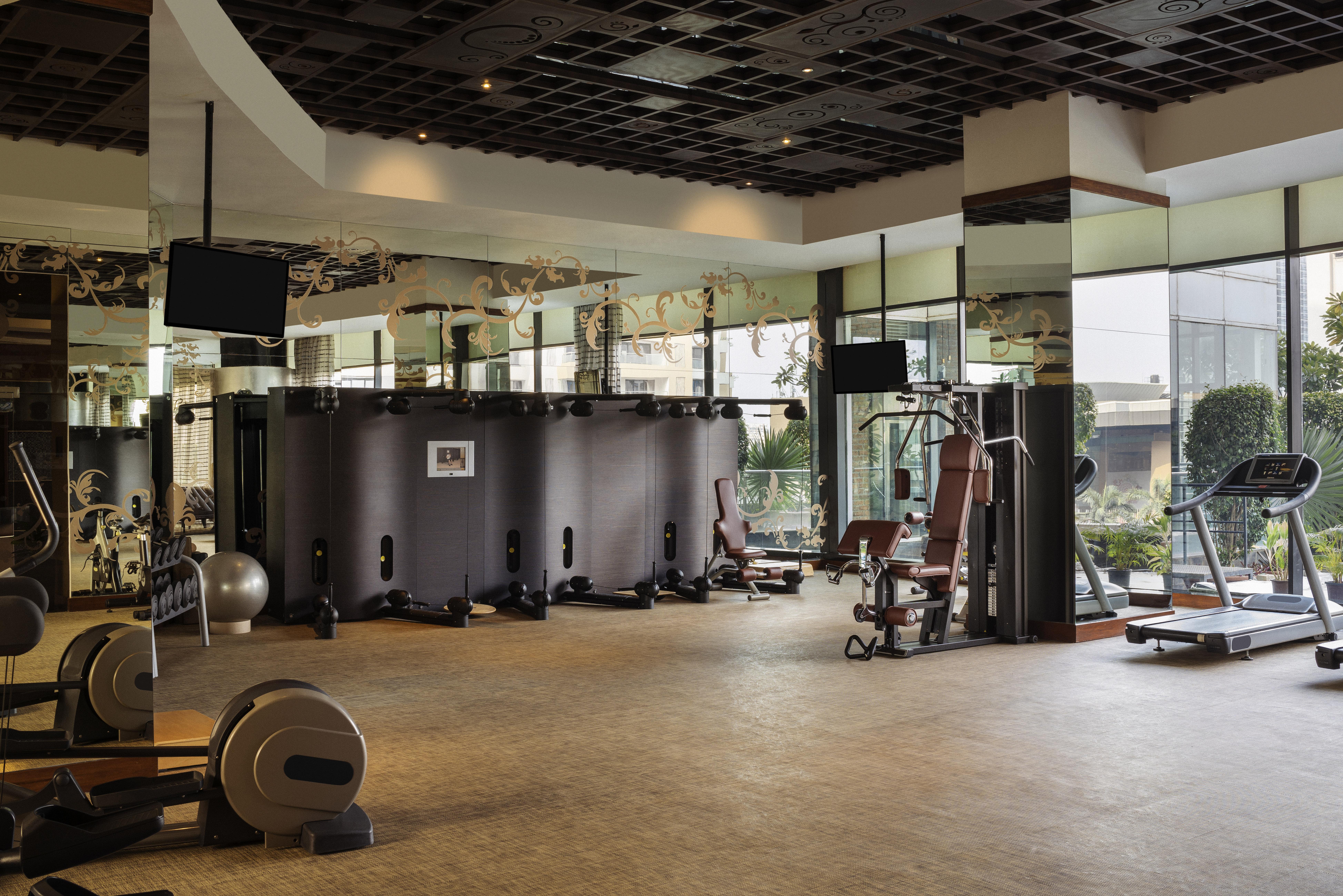 Sofitel Mumbai Bkc Bombaim Exterior foto The gym at the hotel