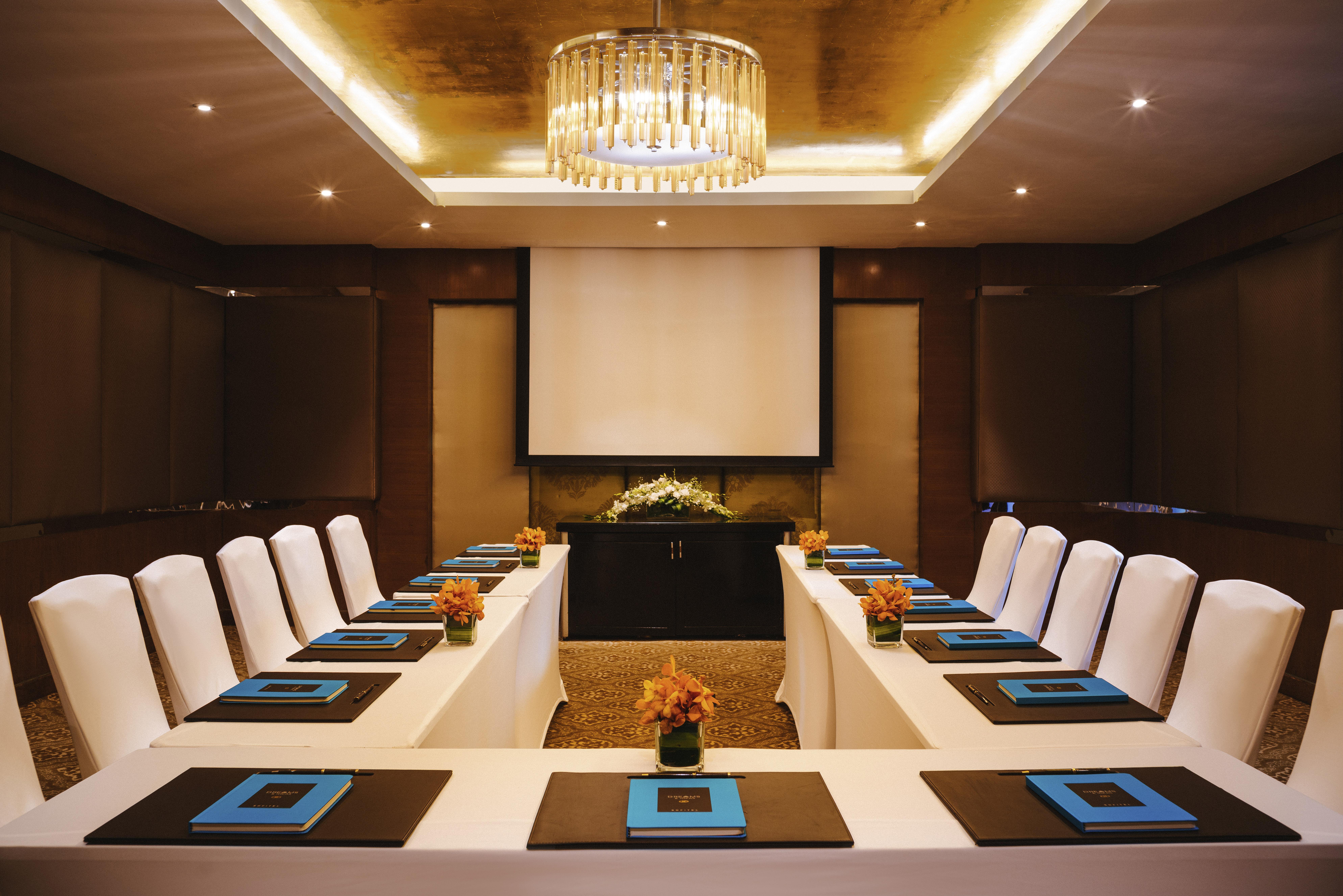 Sofitel Mumbai Bkc Bombaim Exterior foto Meeting room at the hotel