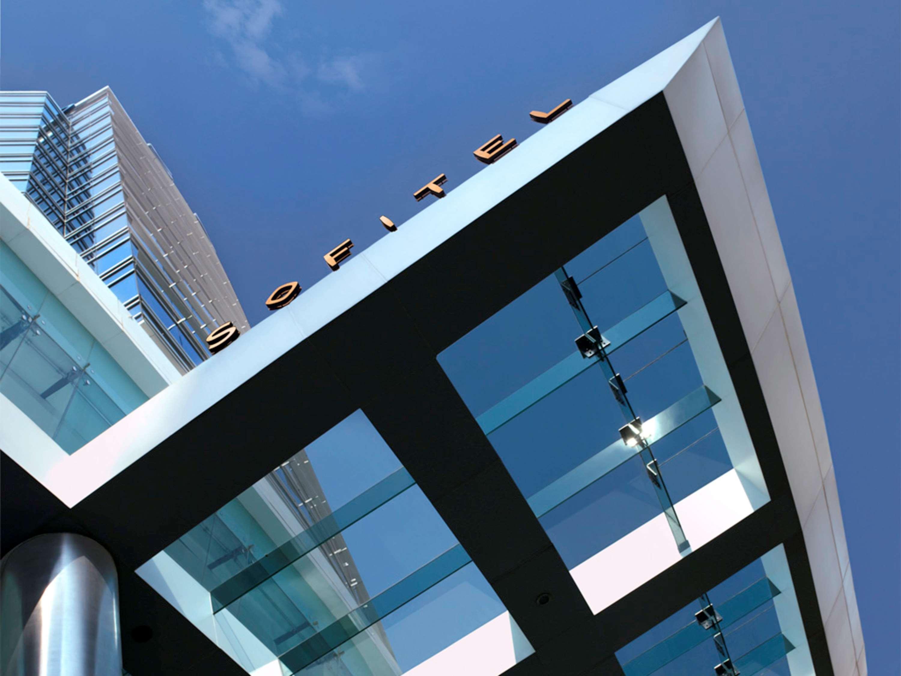 Sofitel Mumbai Bkc Bombaim Exterior foto The exterior of the hotel