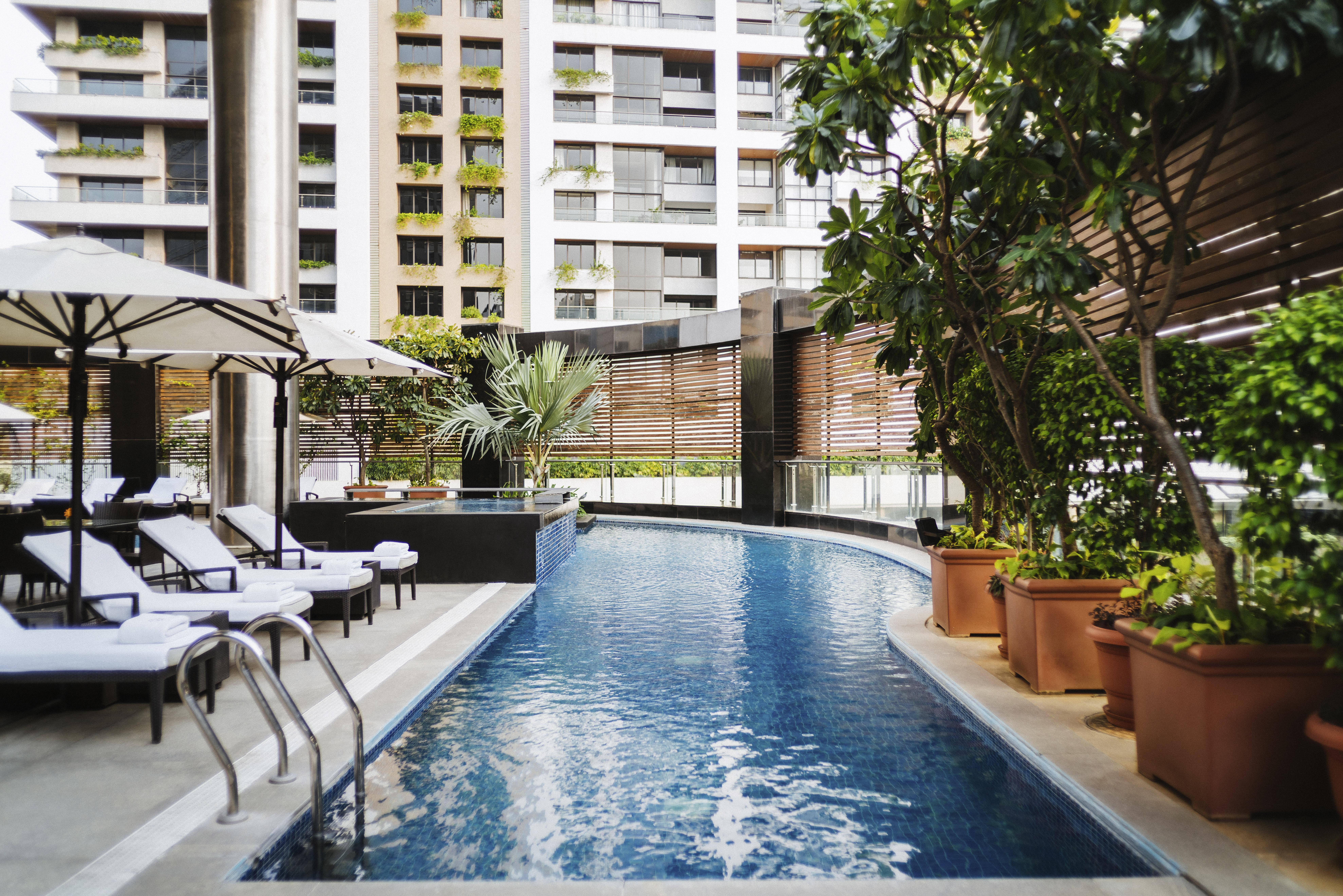 Sofitel Mumbai Bkc Bombaim Exterior foto The swimming pool at the hotel