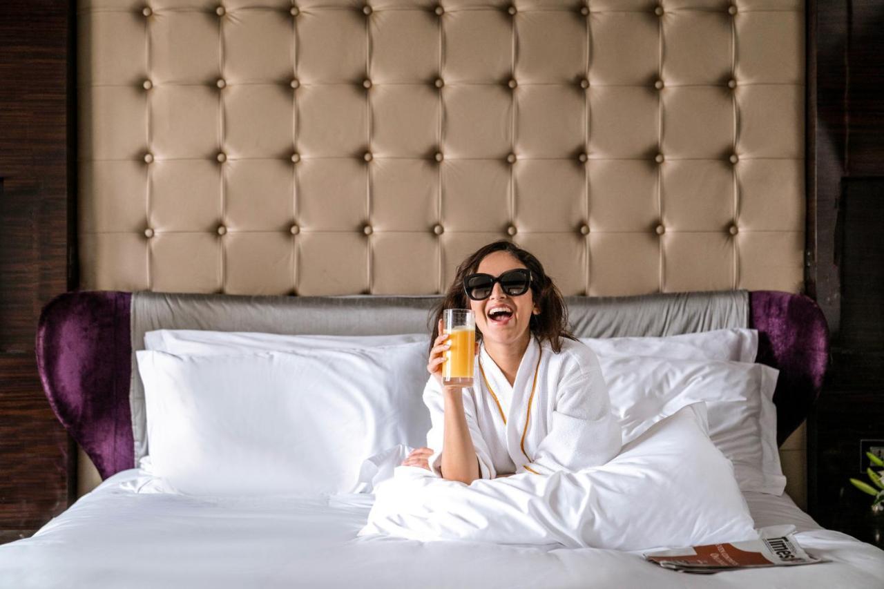 Sofitel Mumbai Bkc Bombaim Exterior foto A woman wearing a bathrobe