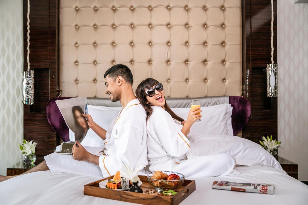 Sofitel Mumbai Bkc Bombaim Exterior foto A couple enjoying the room service at the Park