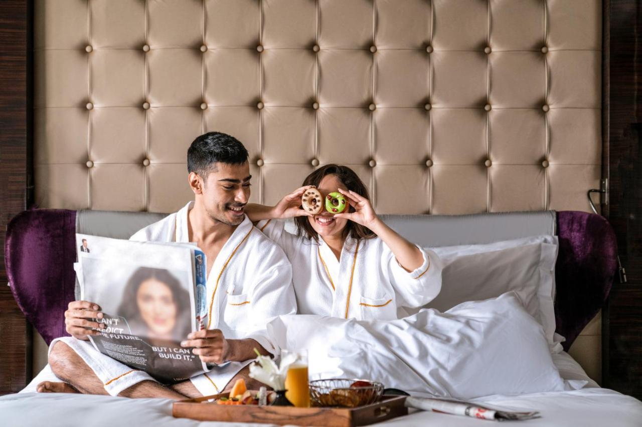 Sofitel Mumbai Bkc Bombaim Exterior foto A couple in a hotel room
