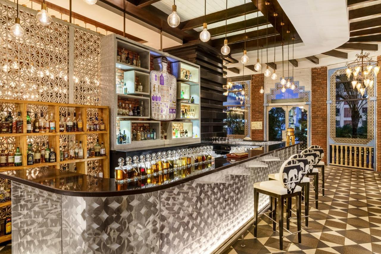 Sofitel Mumbai Bkc Bombaim Exterior foto The bar at the hotel