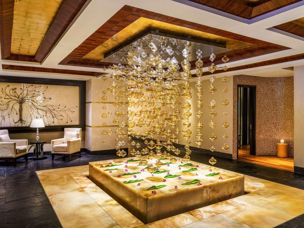Sofitel Mumbai Bkc Bombaim Exterior foto The lobby of the Ritz-Carlton, DIFC