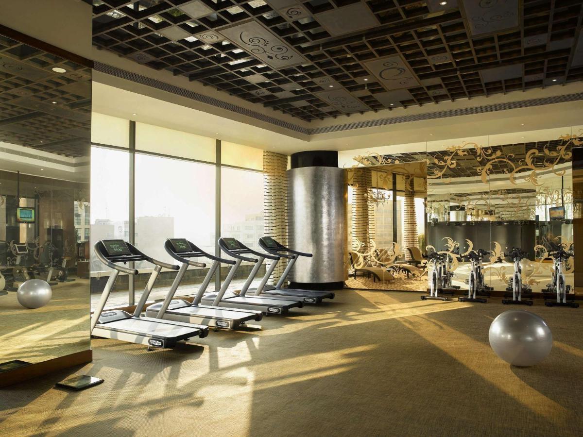 Sofitel Mumbai Bkc Bombaim Exterior foto The gym at the Mandarin Oriental, Hong Kong