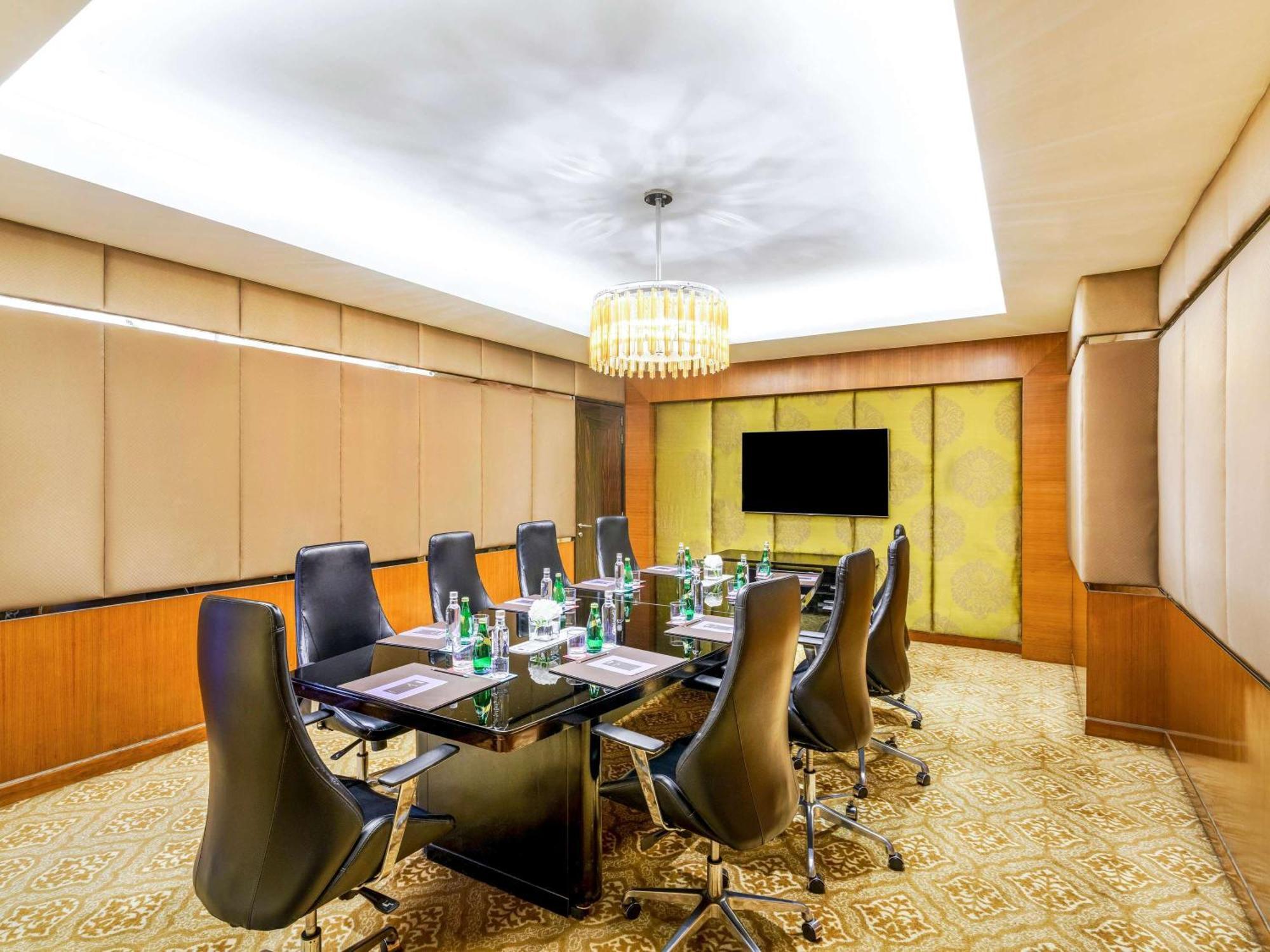 Sofitel Mumbai Bkc Bombaim Exterior foto Boardroom