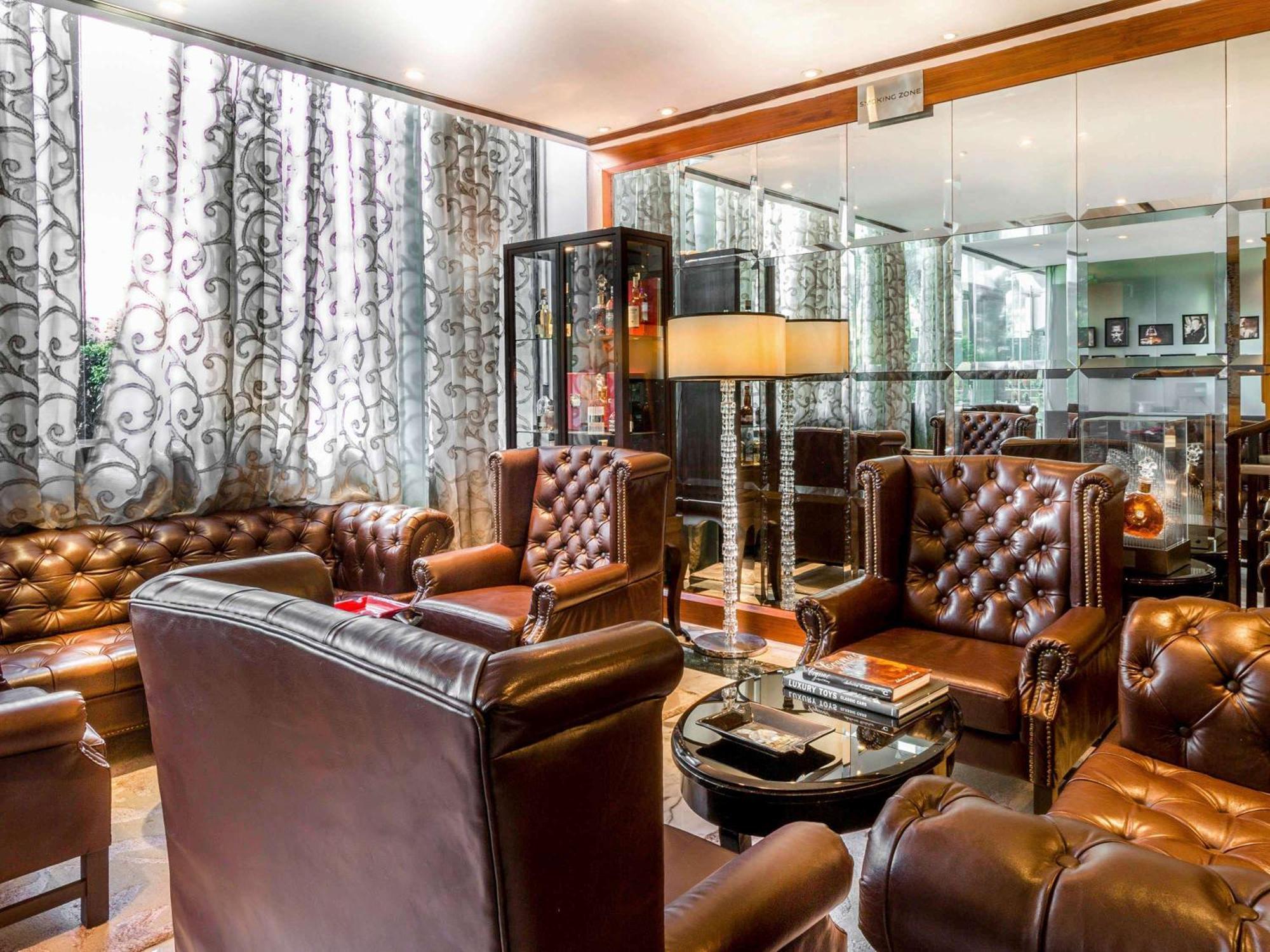 Sofitel Mumbai Bkc Bombaim Exterior foto The lounge at the hotel