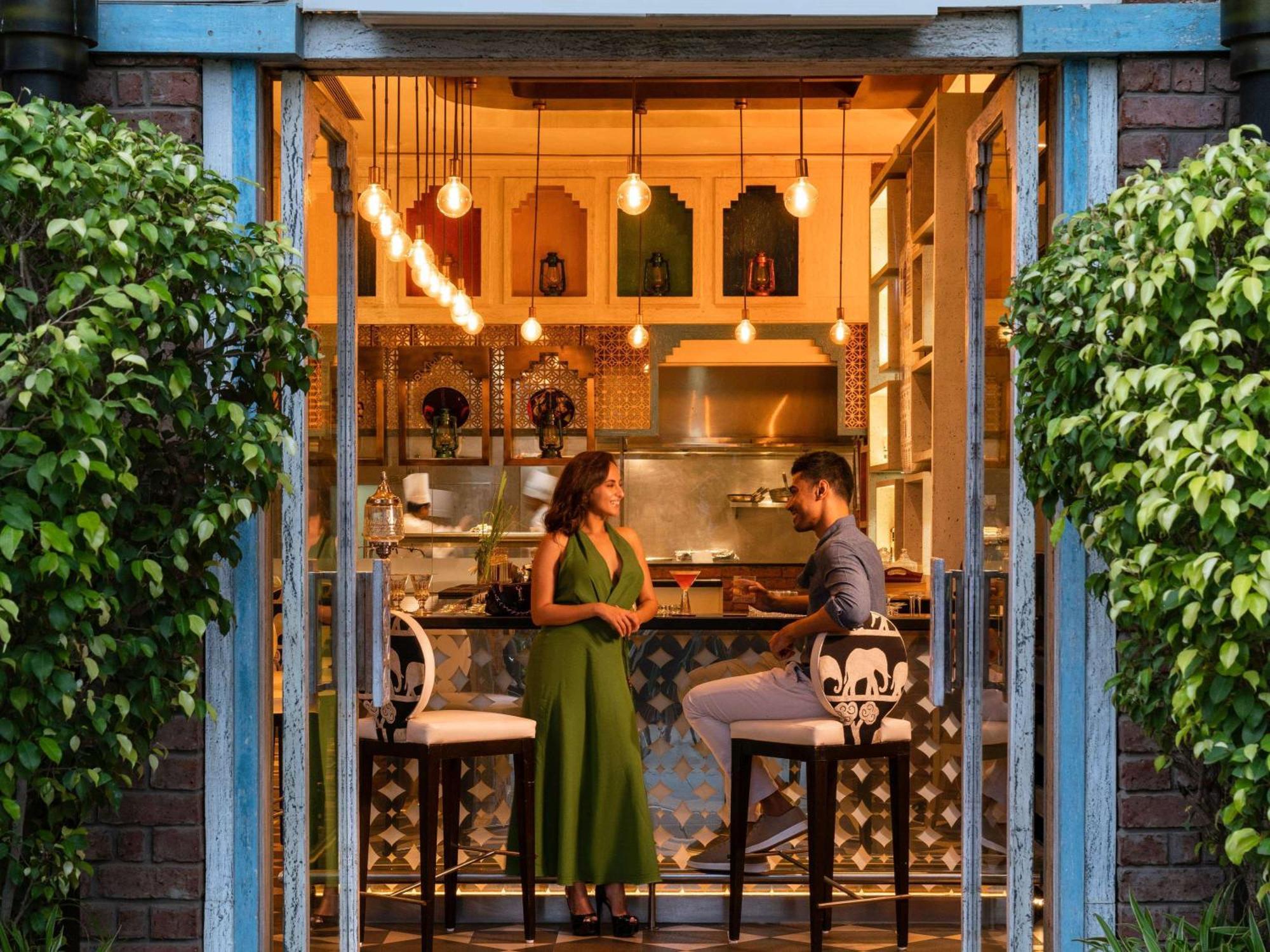 Sofitel Mumbai Bkc Bombaim Exterior foto The restaurant's entrance