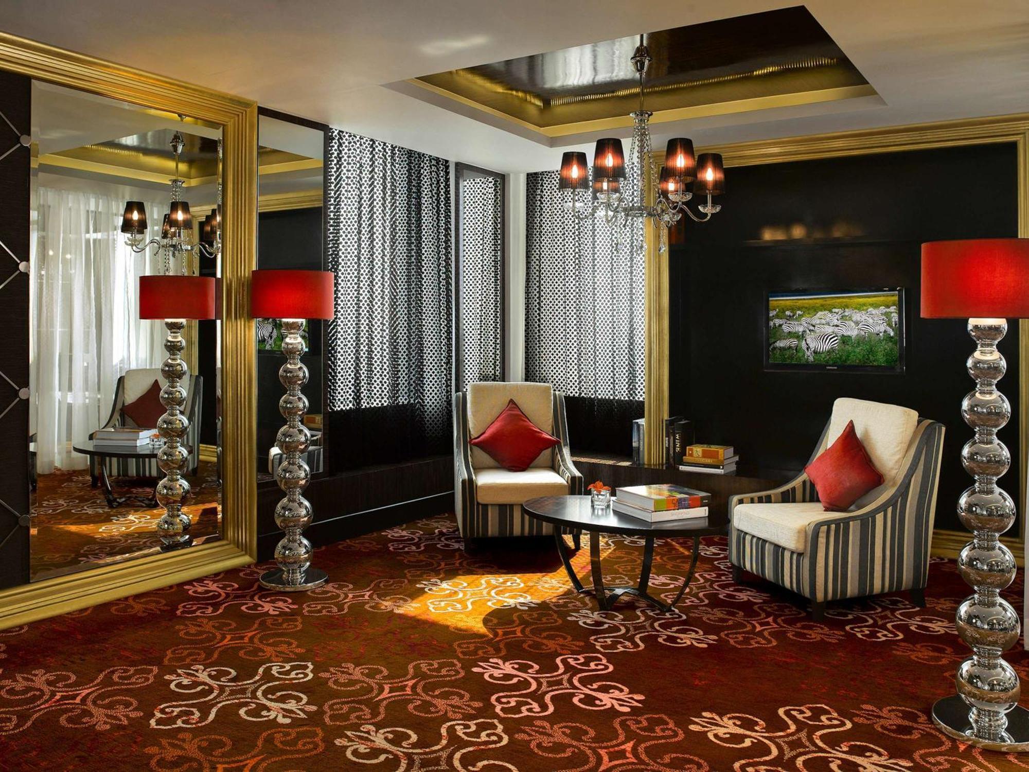 Sofitel Mumbai Bkc Bombaim Exterior foto The interior of a suite at the hotel