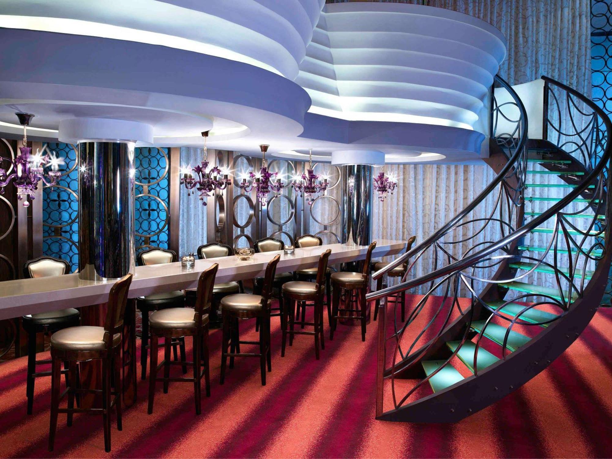 Sofitel Mumbai Bkc Bombaim Exterior foto The interior of the nightclub