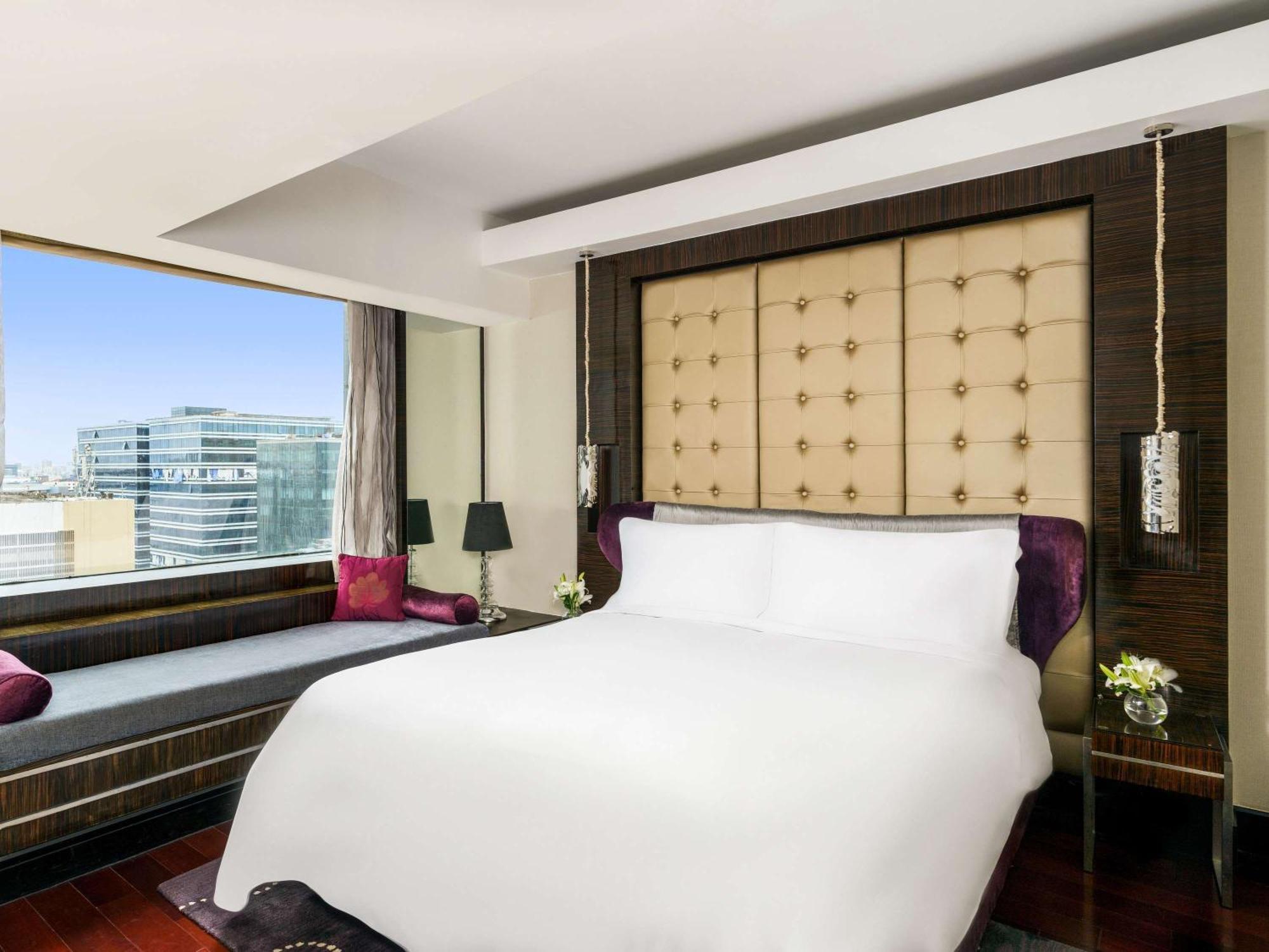 Sofitel Mumbai Bkc Bombaim Exterior foto A bedroom at the hotel