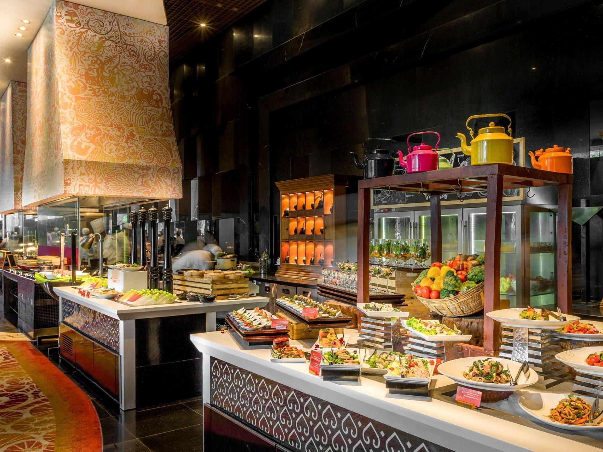 Sofitel Mumbai Bkc Bombaim Exterior foto The buffet at the restaurant
