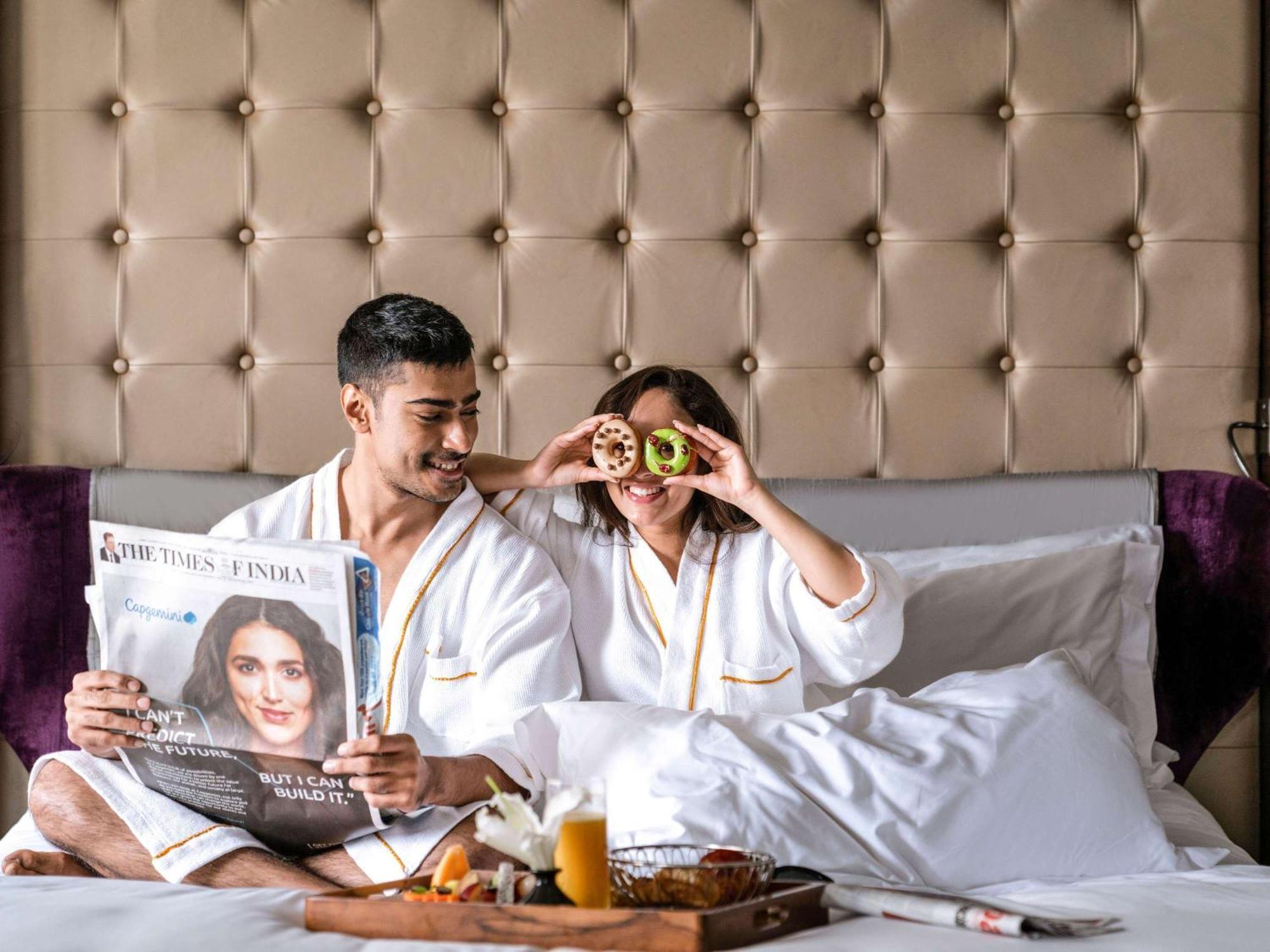 Sofitel Mumbai Bkc Bombaim Exterior foto A couple in a hotel room