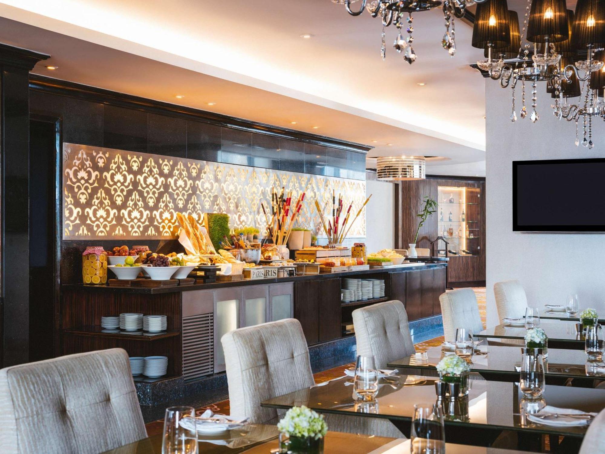 Sofitel Mumbai Bkc Bombaim Exterior foto The Club Lounge at the airport