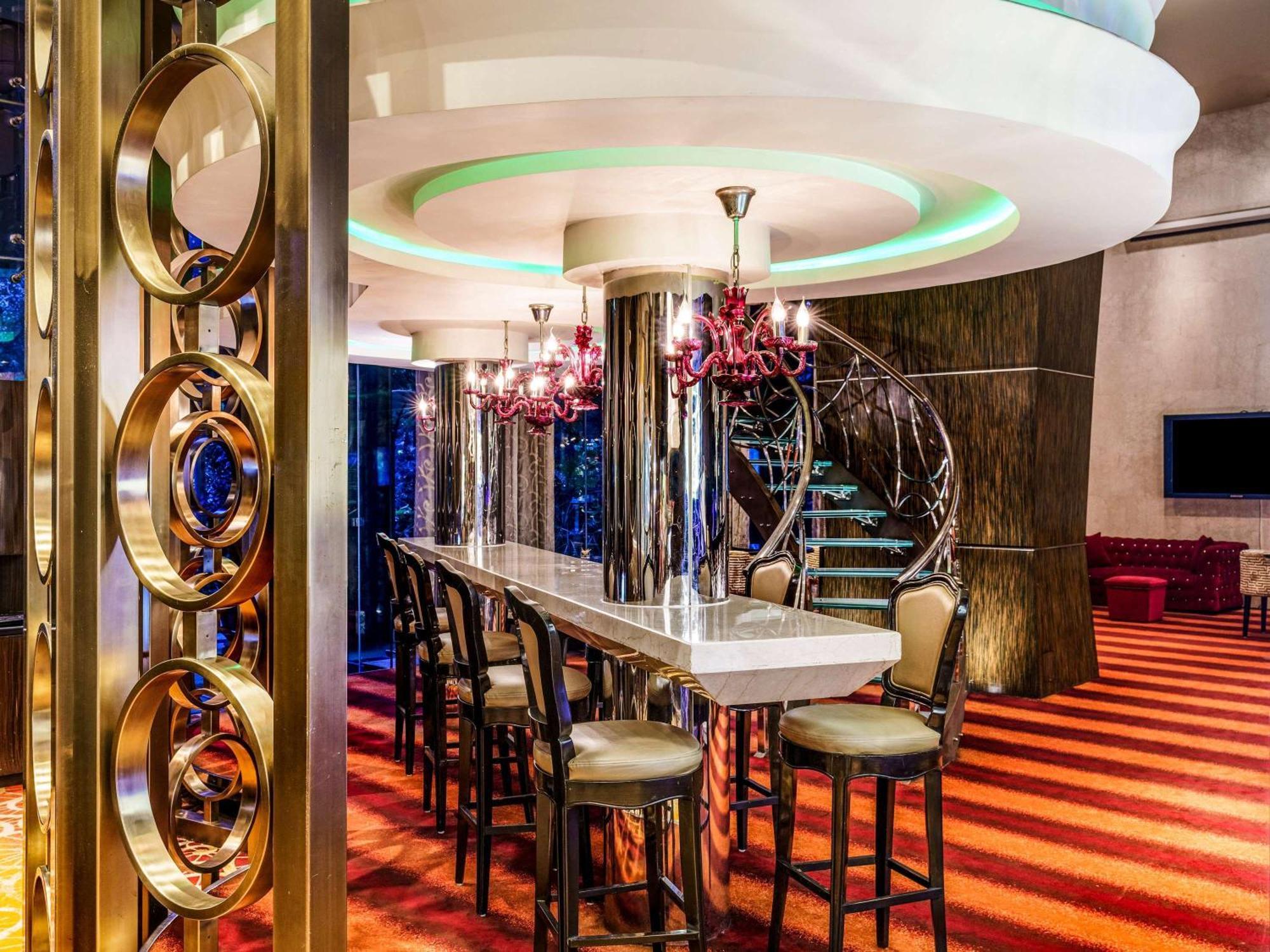 Sofitel Mumbai Bkc Bombaim Exterior foto The bar at the 39th floor