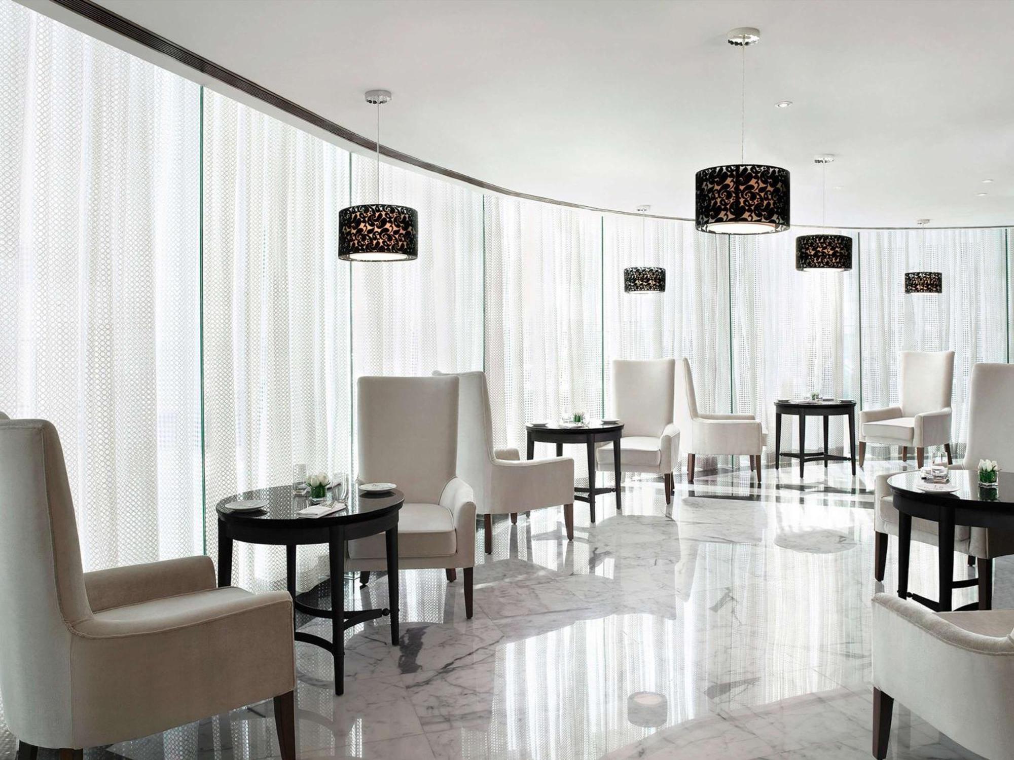 Sofitel Mumbai Bkc Bombaim Exterior foto The Lounge at the airport