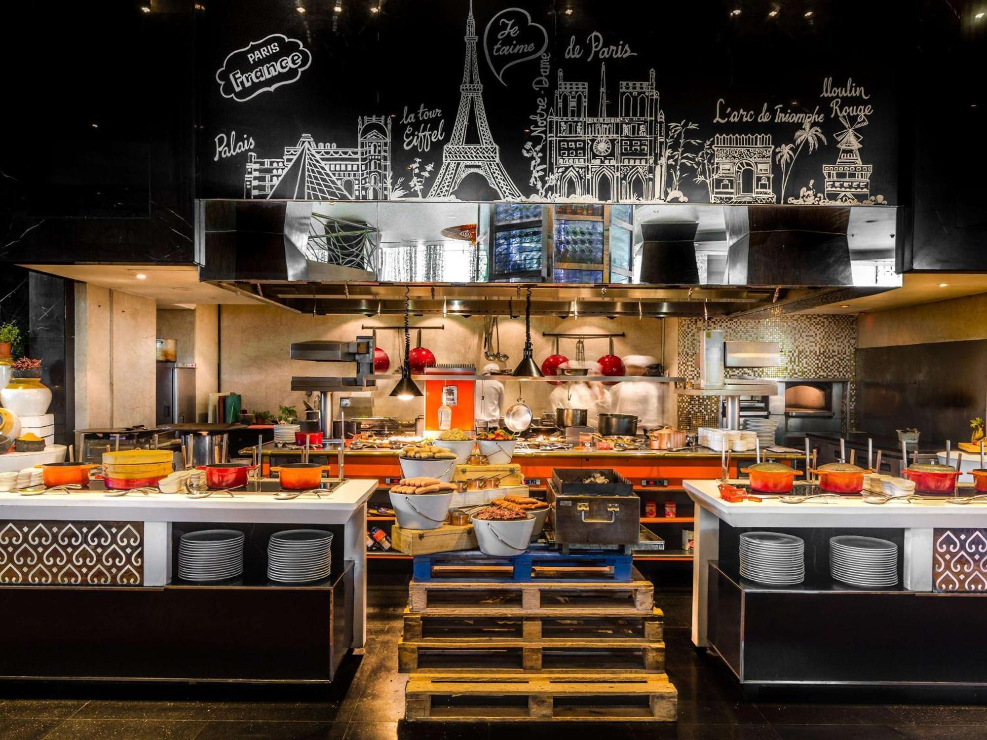 Sofitel Mumbai Bkc Bombaim Exterior foto Live Kitchen at the hotel